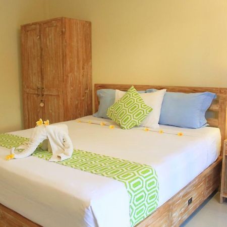 CR Tris Rooms Seminyak Bagian luar foto