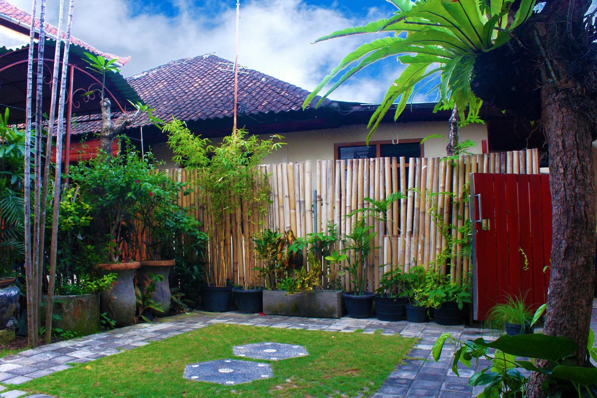 CR Tris Rooms Seminyak Bagian luar foto