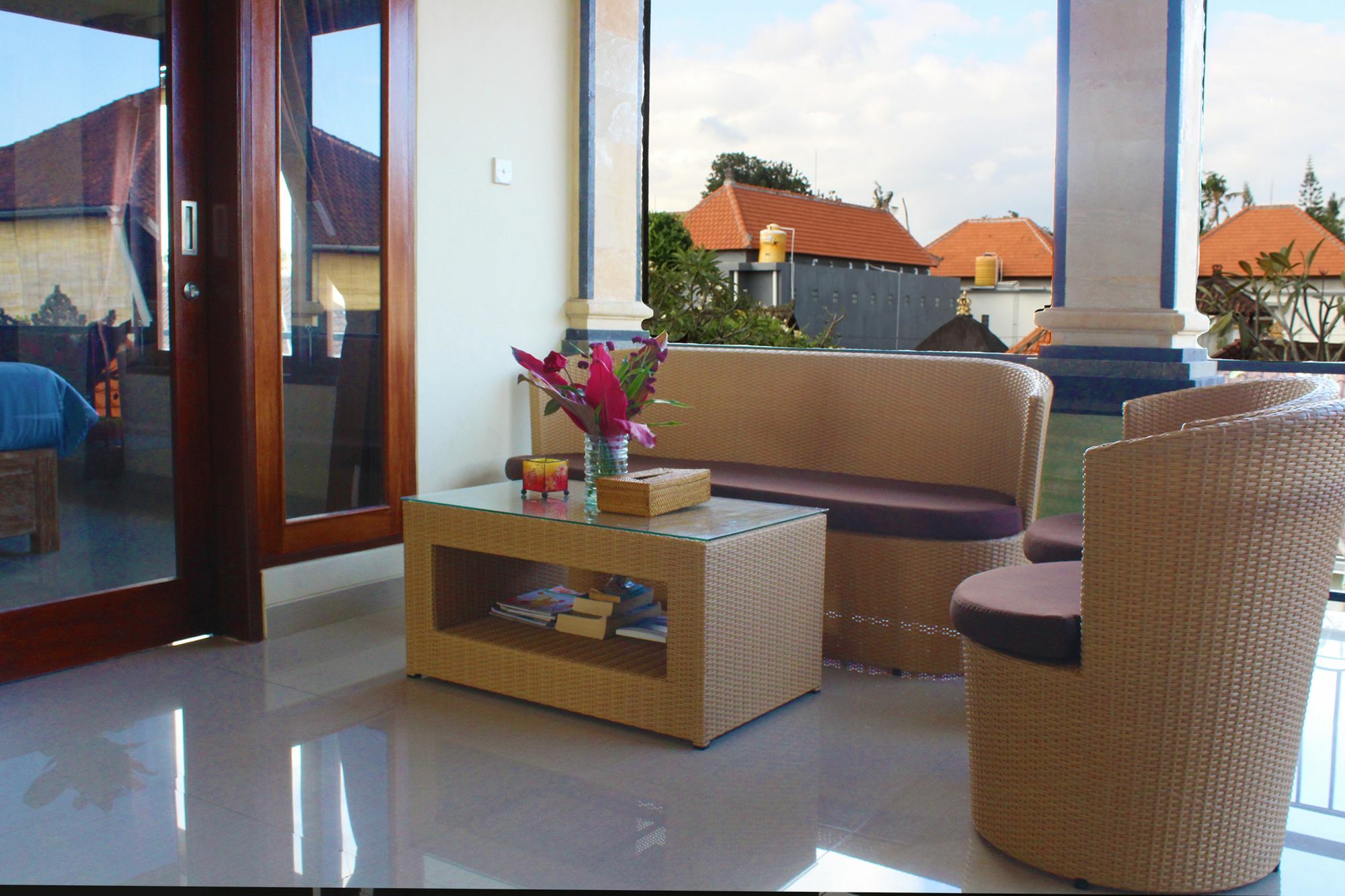 CR Tris Rooms Seminyak Bagian luar foto