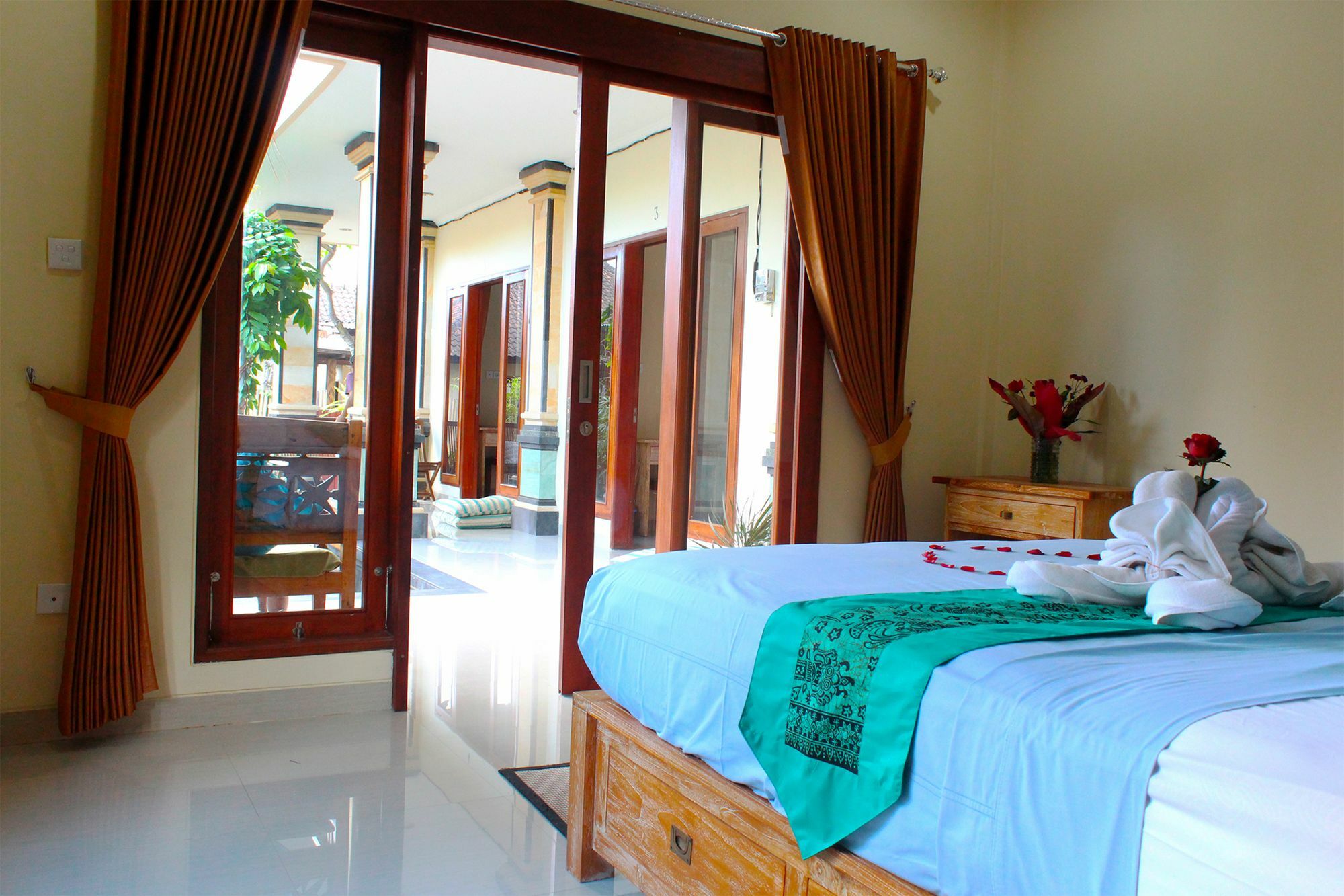 CR Tris Rooms Seminyak Bagian luar foto