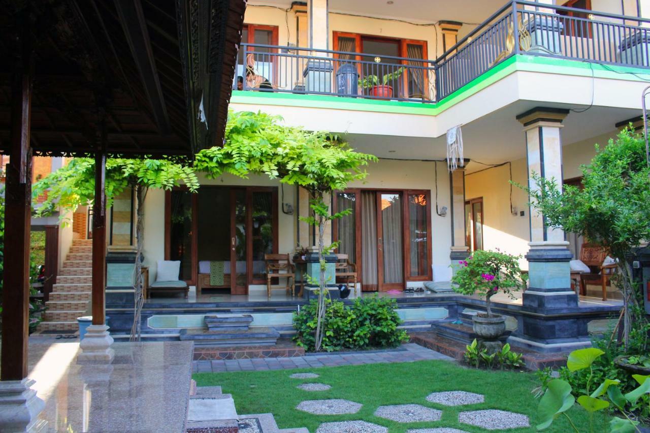 CR Tris Rooms Seminyak Bagian luar foto